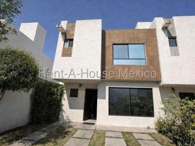 Rincones el Marques Casa en esquina con terreno excedente y opción a 4ª recámara GO2350