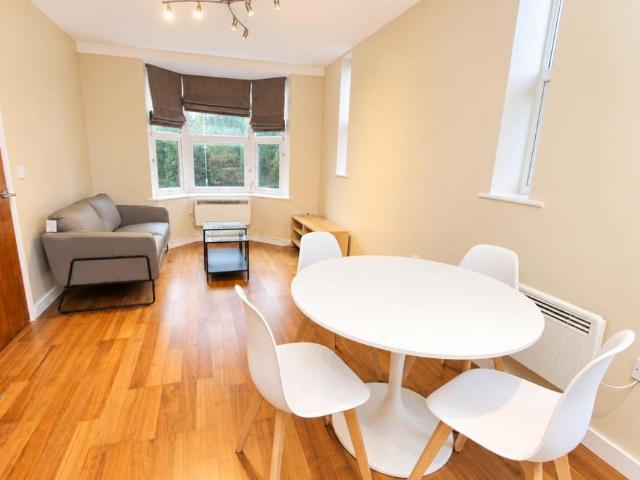 Ring Road Moortown, Leeds, LS17 2 bed flat to rent £1,100 pcm £254 pw