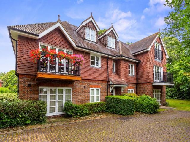 Ringley Avenue, Horley 2 bed apartment to rent £1,650 pcm £381 pw