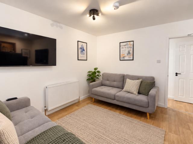 Ringswell Gardens, Bath BA1 5 bed house to rent £4,008 pcm £925 pw