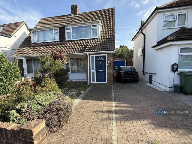 Ringwood Way, London, TW12 2 bed semi detached house to rent £2,300 pcm £531 pw