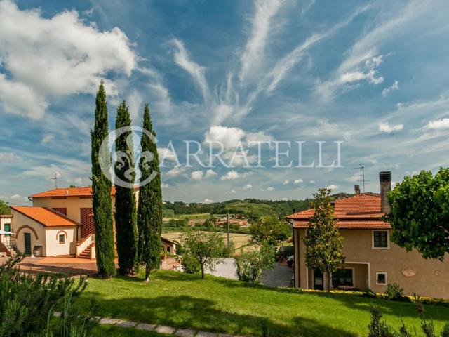 Rinomata azienda agricola su 102 ettari di terreno con vigne. 2230m² Firenze