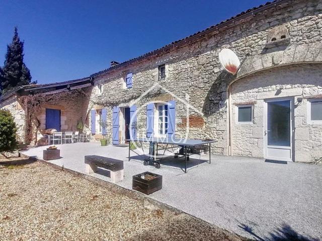 RIOCAUD: Ensemble de caractère de 420 m² sur 2 ha