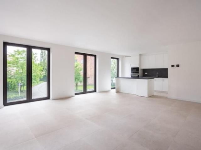 Riant BEN appartement met 2 slpk, terras en autostaanplaats op topligging!