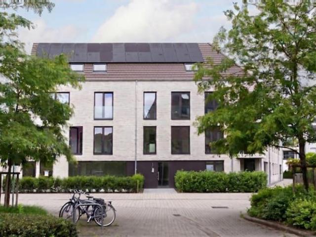 Riant BEN appartement met 2 slpk, terras en autostaanplaats