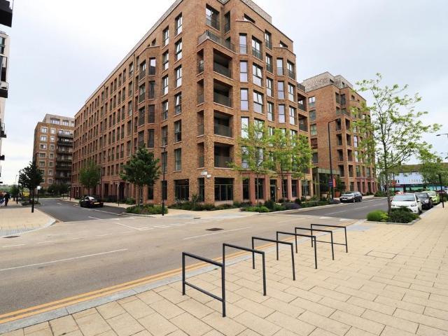 Ribbon Lane, London NW2 3 bed flat to rent £3,500 pcm £808 pw