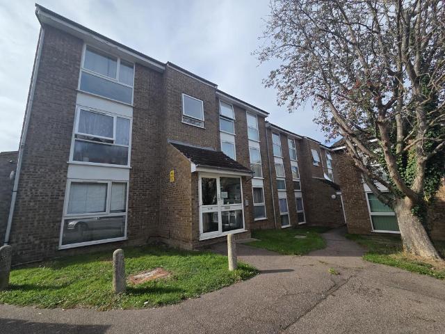 Ribbledale, St. Albans, AL2 2 bed flat to rent £1,350 pcm £312 pw