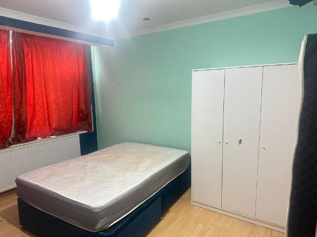 Ribblesdale Avenue, Northolt UB5 1 bed in a house share to rent £800 pcm £185 pw