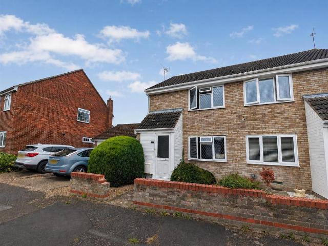 Richard Avenue, Wivenhoe, CO7 9JQ 3 bed semi detached house to rent £1,300 pcm £300 pw