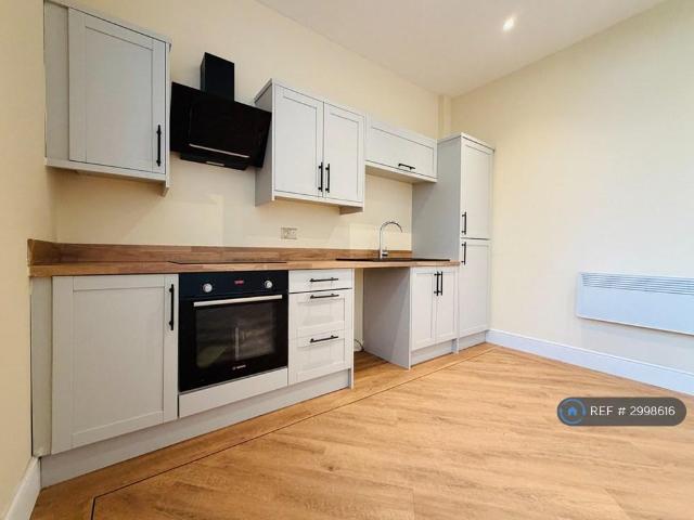 Richardshaw Lane, Pudsey, LS28 1 bed flat to rent £850 pcm £196 pw