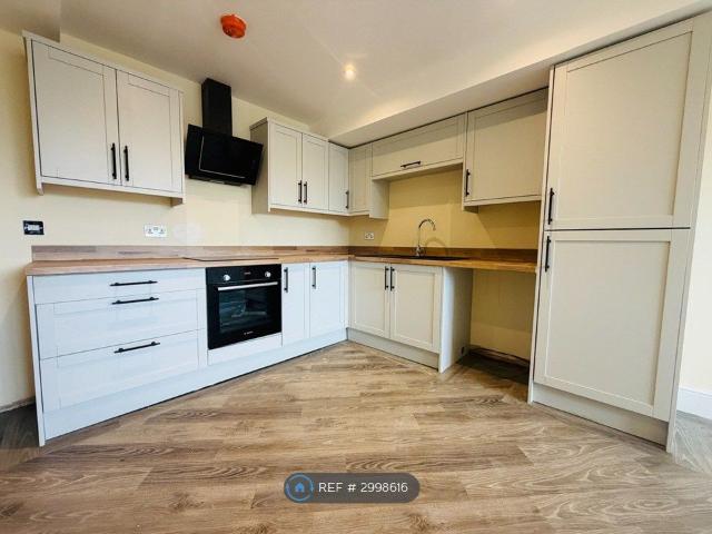 Richardshaw Lane, Pudsey LS28, 2 bed flat to rent, £1,250 pcm | PrimeLocation