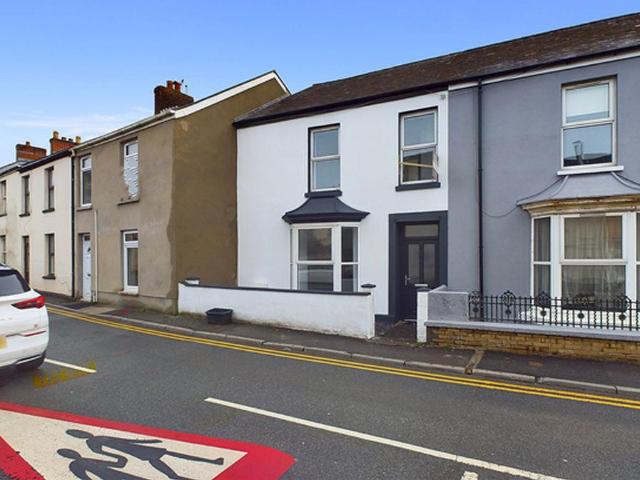 Richmond Terrace, Carmarthen 2 bed terraced house to rent £750 pcm £173 pw