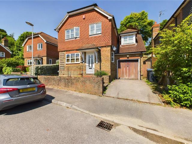 Richmond Way, West Sussex RH19 4 bed detached house to rent £2,350 pcm £542 pw