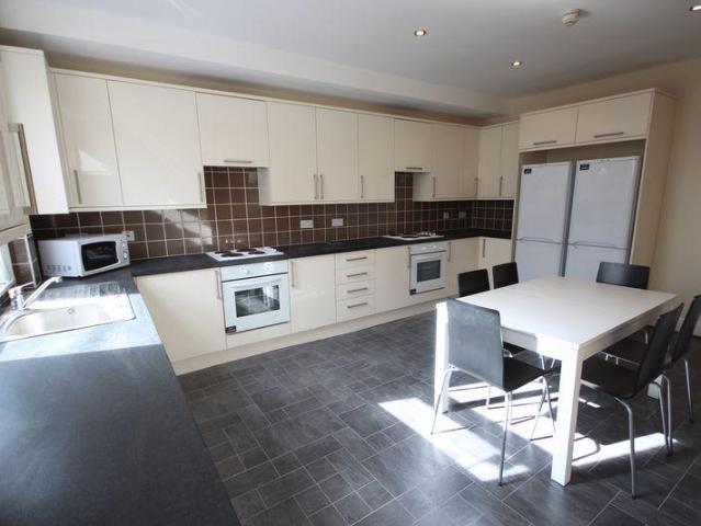 Richmond Avenue, Hyde Park, Leeds. 6 bed terraced house to rent £4,095 pcm £945 pw