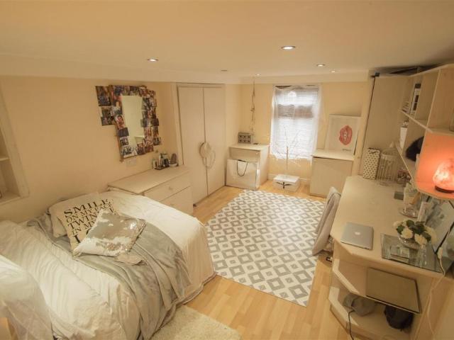 Richmond Avenue, Hyde Park, Leeds. 6 bed terraced house to rent £3,380 pcm £780 pw