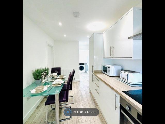 Richmond Avenue, West Sussex PO21, 4 bed flat to rent, £2,000 pcm | PrimeLocation