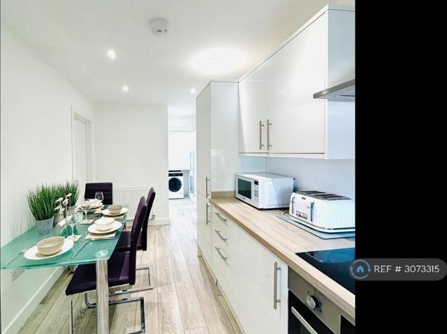 Richmond Avenue, West Sussex, PO21 4 bed flat to rent £2,000 pcm £462 pw