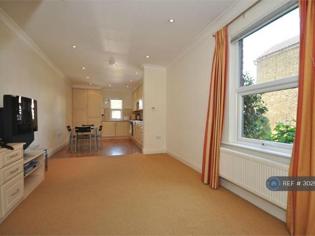 Richmond Crescent, Staines, TW18 2 bed flat to rent £1,645 pcm £380 pw