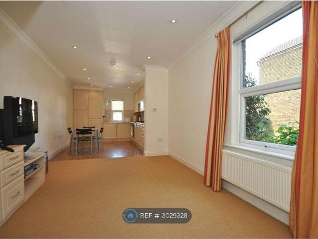 Richmond Crescent, Staines TW18, 2 bed flat to rent, £1,795 pcm | PrimeLocation