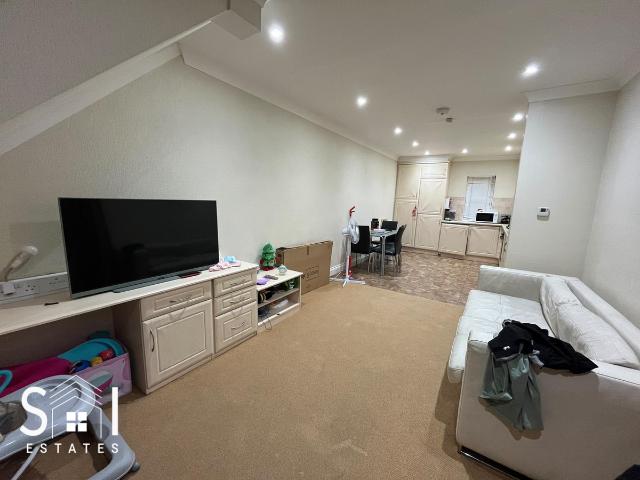 Richmond Crescent, Staines Upon Thames TW18, 2 bed flat to rent, £1,695 pcm | PrimeLocation