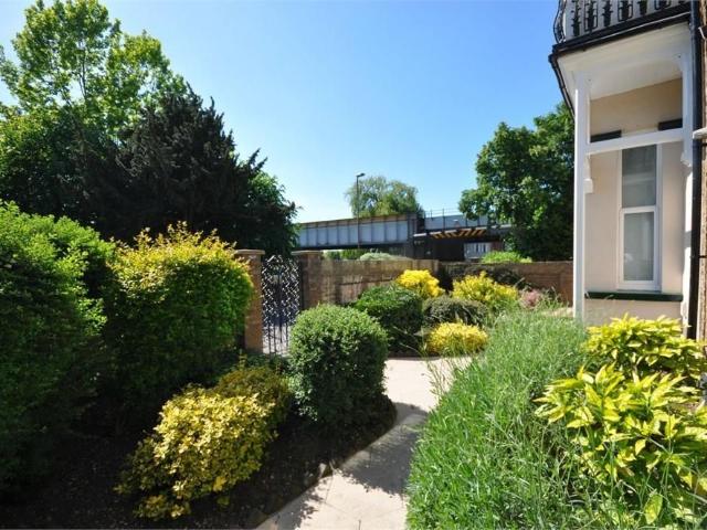 Richmond Cresent, Staines Upon Thames TW18, Studio to rent, £1,275 pcm | PrimeLocation