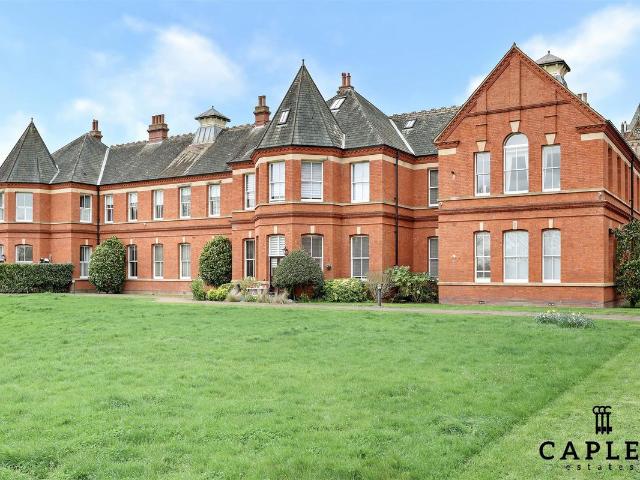 Richmond Drive, Woodford Green IG8, 2 bed flat to rent, £2,600 pcm | PrimeLocation