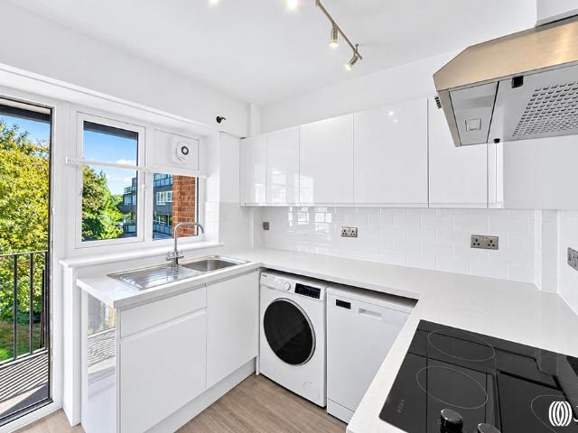 Richmond Hill Richmond TW10 3 bed flat to rent £3,000 pcm £692 pw