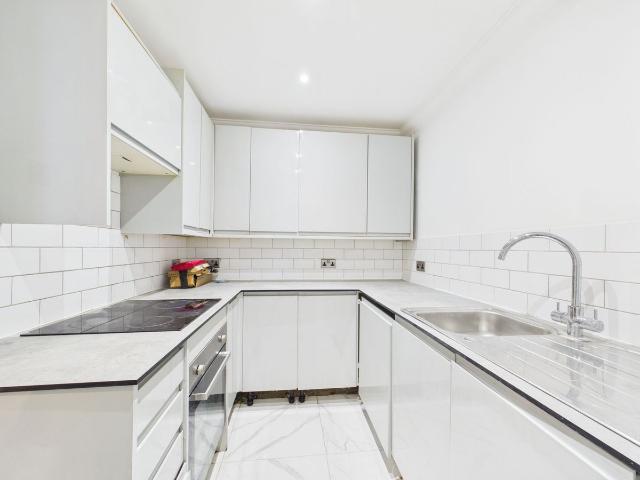 Richmond Place, Brighton BN2, 2 bed flat to rent, £1,725 pcm | PrimeLocation