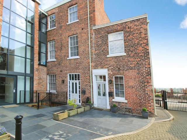 Richmond Place, Chester CH3 2 bed mews to rent £1,400 pcm £323 pw