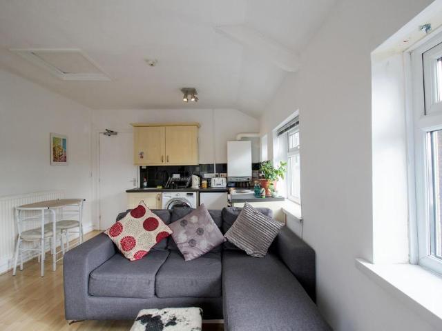 Richmond Road, Cardiff CF24 Studio to rent £750 pcm £173 pw