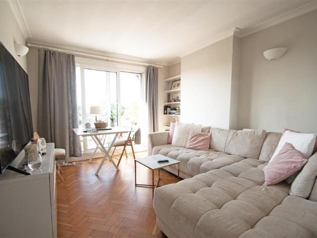 Richmond Road, East Twickenham 2 bed apartment to rent £4,334 pcm £1,000 pw