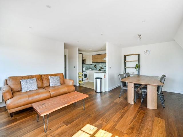 Richmond Road, Kingston, Kingston. 2 bed flat to rent £2,750 pcm £635 pw