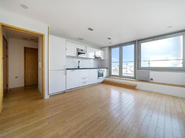 Richmond Road, Kingston Upon Thames KT2 1 bed flat to rent £1,750 pcm £404 pw