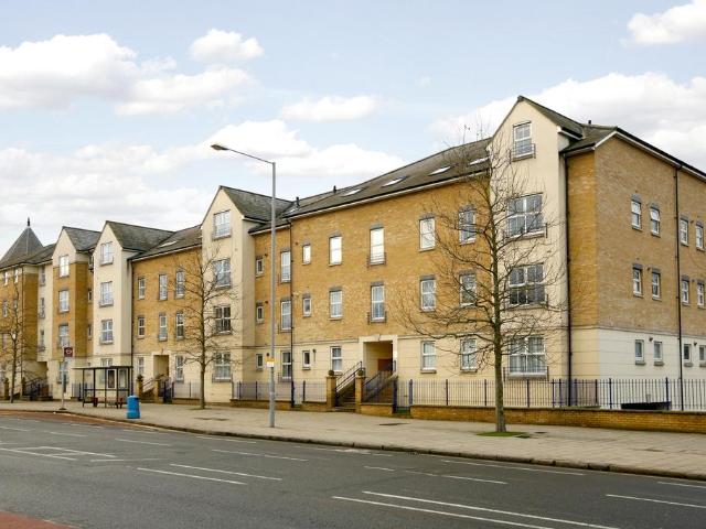 Richmond Road Kingston upon Thames KT2 2 bed apartment to rent £2,200 pcm £508 pw