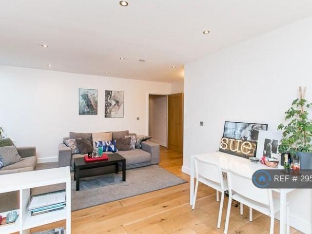 Richmond Road, London, E8 2 bed flat to rent £2,700 pcm £623 pw