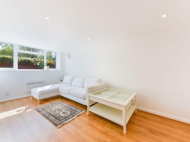 Richmond Road SW20, 1 bed flat to rent, £1,500 pcm | PrimeLocation