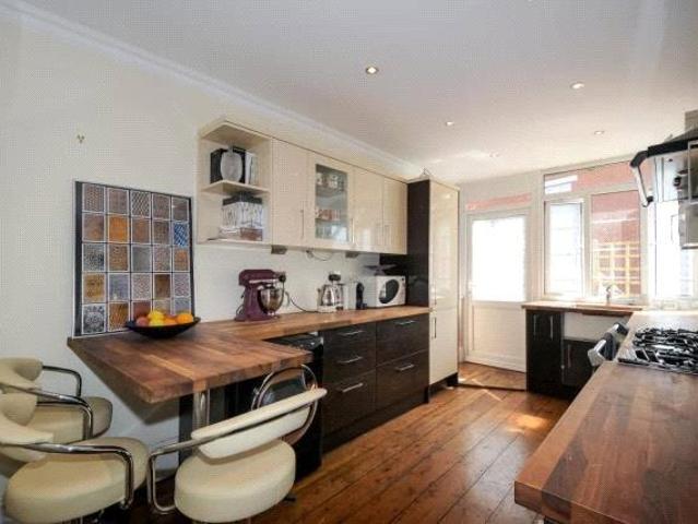 Richmond Road, Twickenham, TW1 3 bed flat to rent £3,500 pcm £808 pw