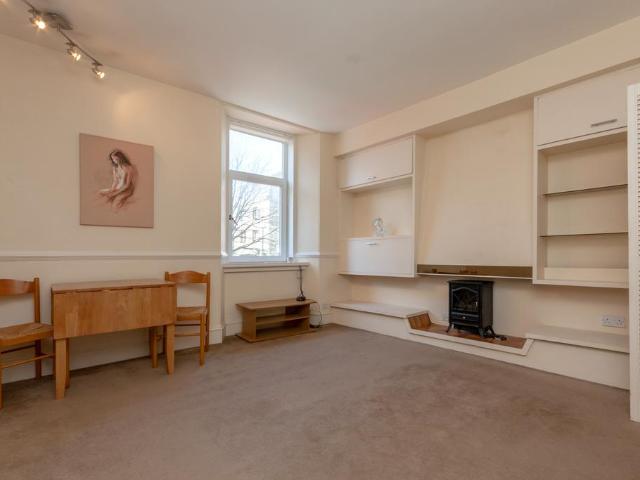 Richmond Street, Rosemount, Aberdeen. 1 bed flat to rent £525 pcm £121 pw