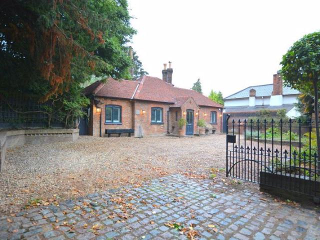 Rickmansworth Road, Chorleywood WD3, 4 bed bungalow to rent, £3,950 pcm | PrimeLocation