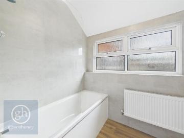 Rickmansworth Road, Northwood HA6 3 bed house to rent £2,475 pcm £571 pw