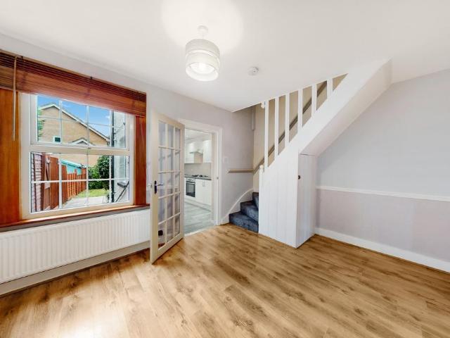 Rickmansworth Road, Pinner HA5 2 bed terraced house to rent £2,000 pcm £462 pw