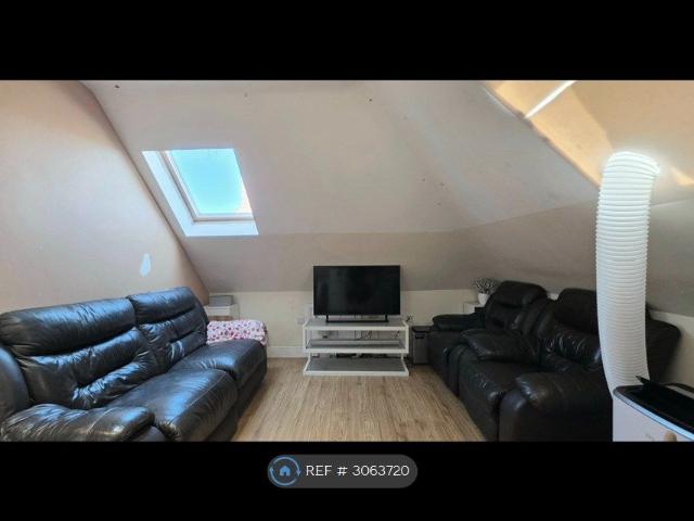 Rickmansworth Road, Watford WD18, 2 bed flat to rent, £1,900 pcm | PrimeLocation