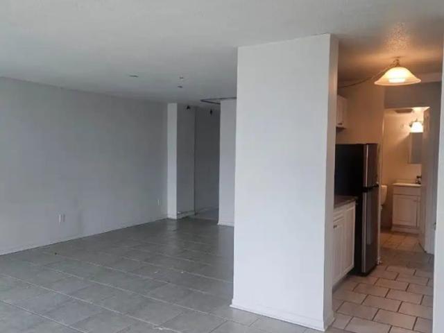 Rideau East Apartments — Corner 3 Bedroom unit with Rideau cannel view at Lees station