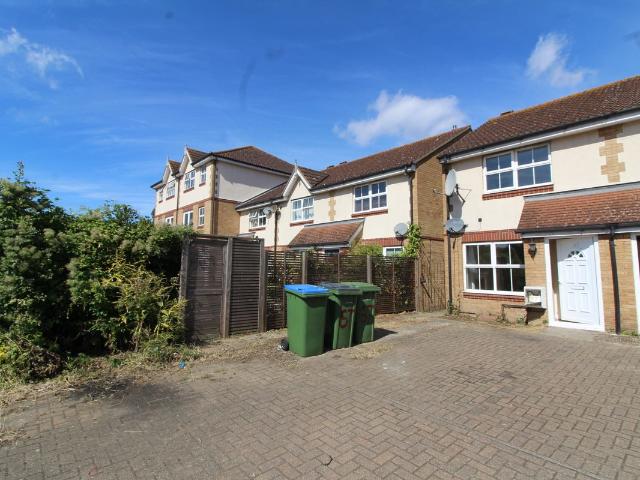 Ridge Close, Thamesmead SE28, 2 bed end terrace house to rent, £1,700 pcm | PrimeLocation