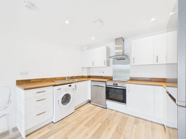 Ridge Close, Cheltenham GL52, 2 bed flat to rent, £1,300 pcm | PrimeLocation