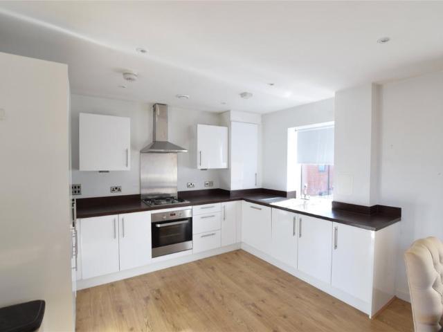 Ridge Place, Orpington BR5 2 bed apartment to rent £1,700 pcm £392 pw