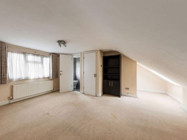 4 bed Terraced House To Let