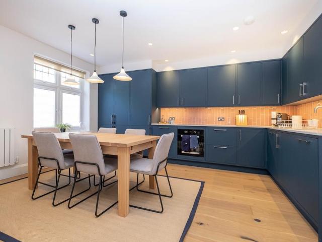 Ridgway London SW19 3 bed flat to rent £6,000 pcm £1,385 pw