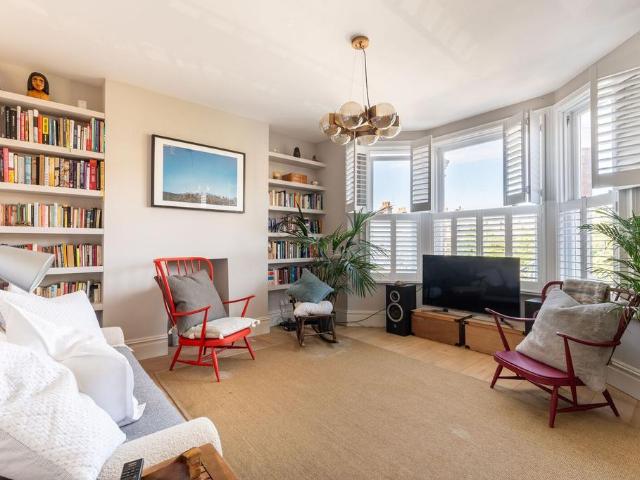 Ridley Road, Kensal Green, London, NW10 3 bed flat to rent £5,500 pcm £1,269 pw