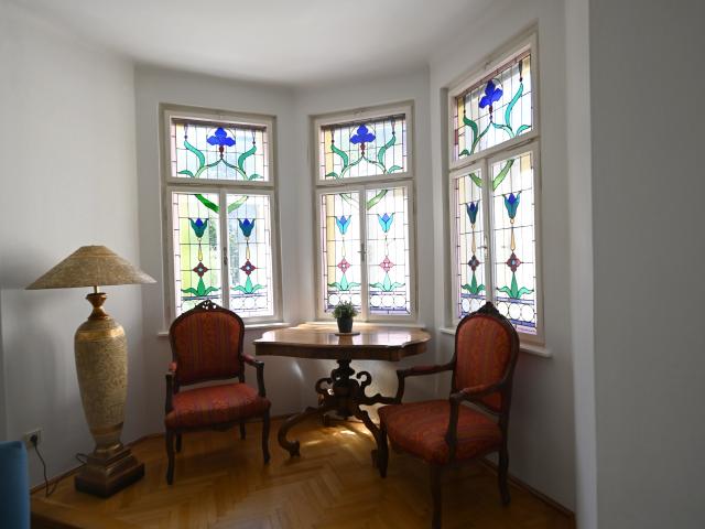 RIEDENBURG | möblierte 3 Zimme Altbauwohnung mit Balkon und Garage in wunderschönem Altbau